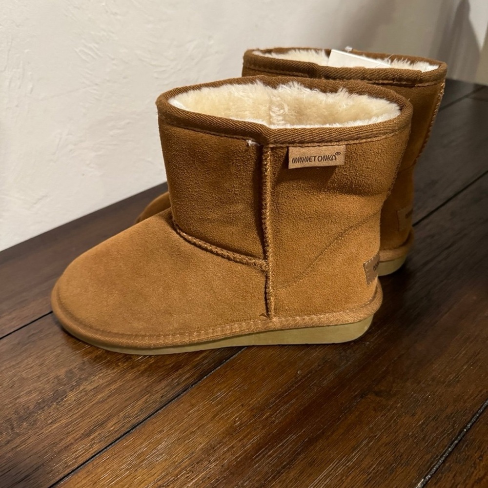 Minnetonka Women’s Olympia Leather Winter Boots 6 Sheepskin w/ Shearling Lining